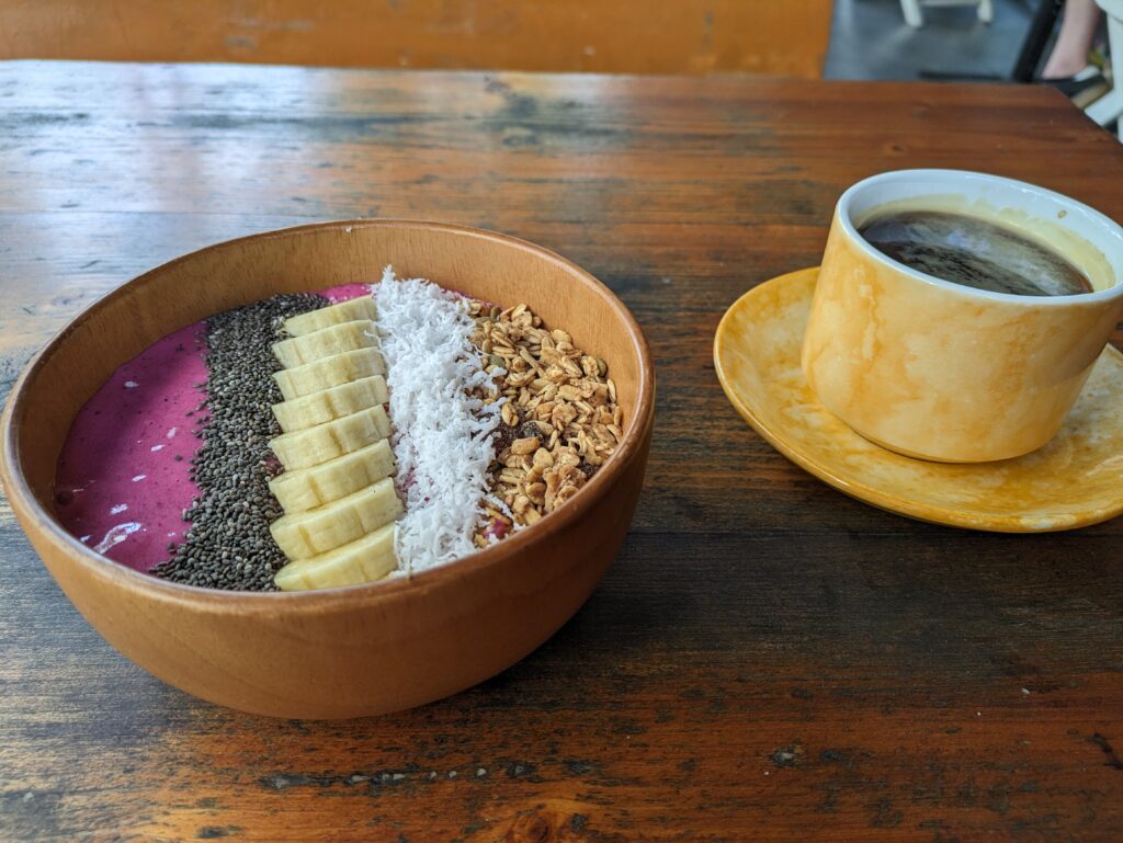 Roots Plant-based Cafeのスムージーボールとアメリカーノコーヒー