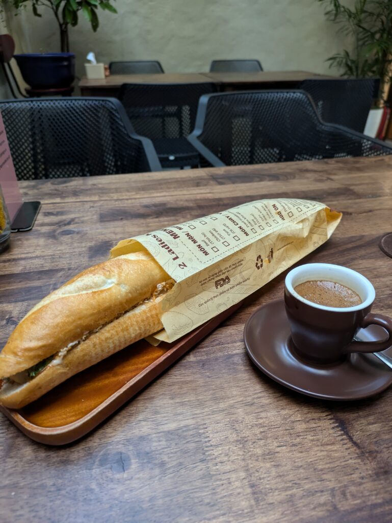 2 Ladies Kitchen – Banh mi Da nang & coffeeのバインミーとコーヒー