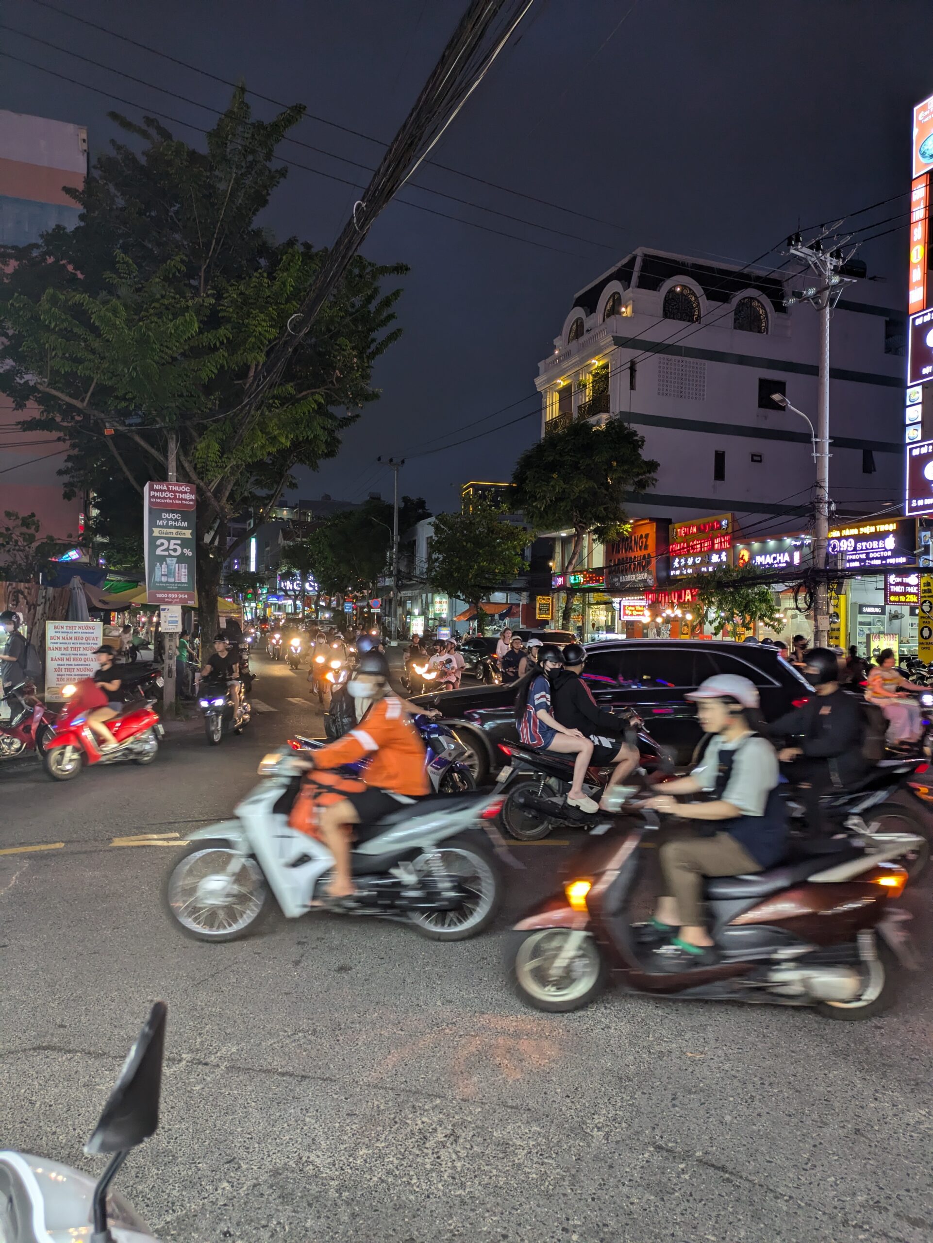 ベトナム、ダナンの交差点にてバイクが行き交う情景