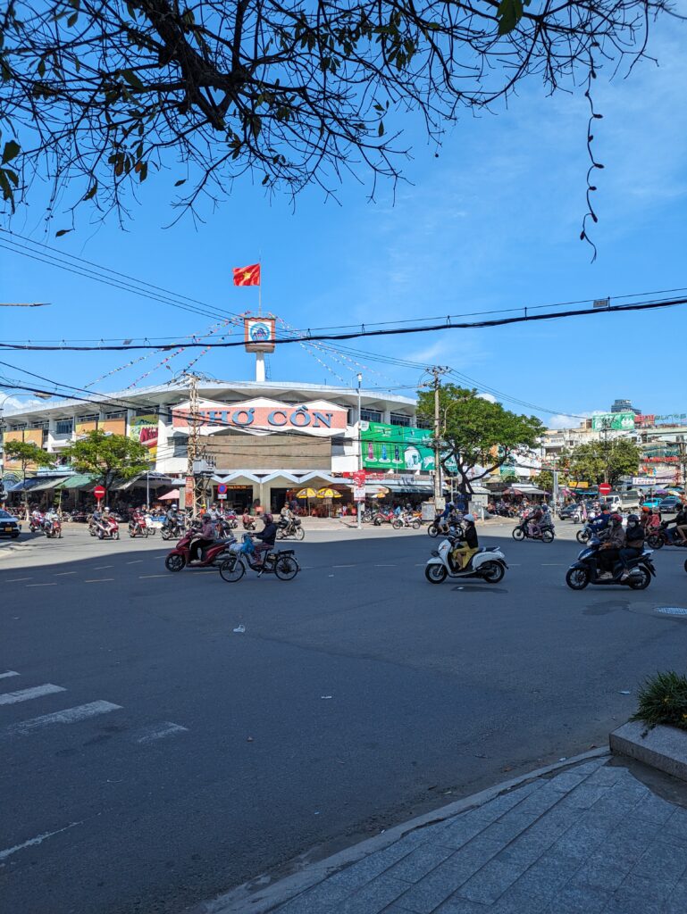 実際のダナンの交差点。
何台ものバイクが交差する。
