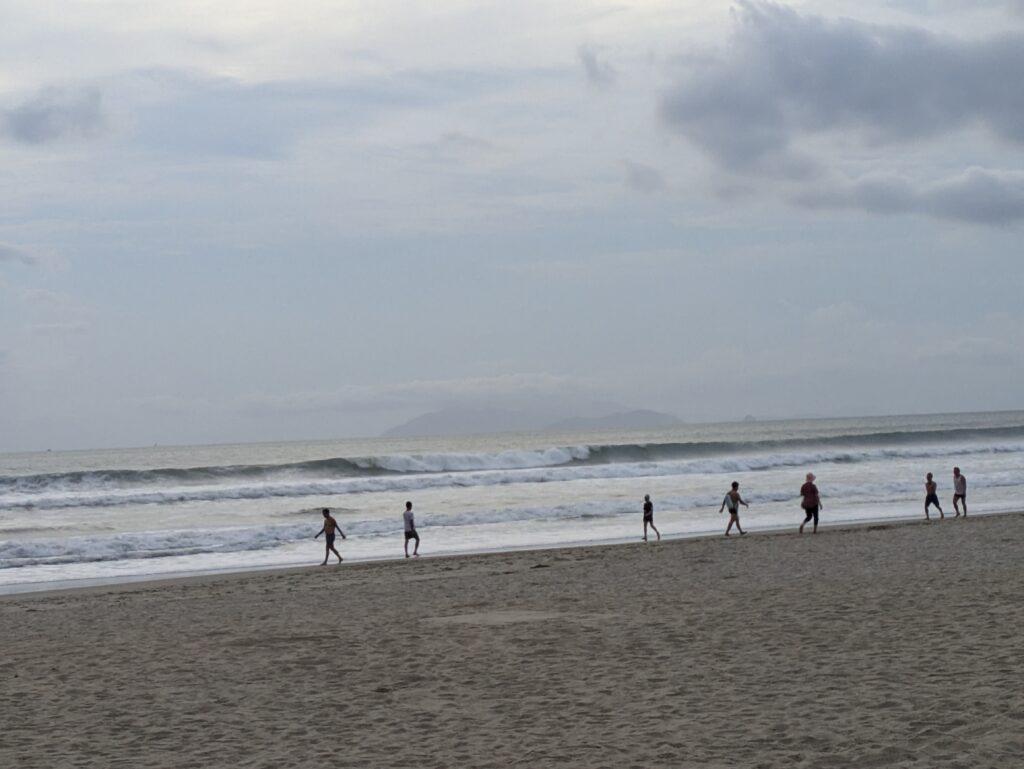 ミーケビーチに入る台風スウェル