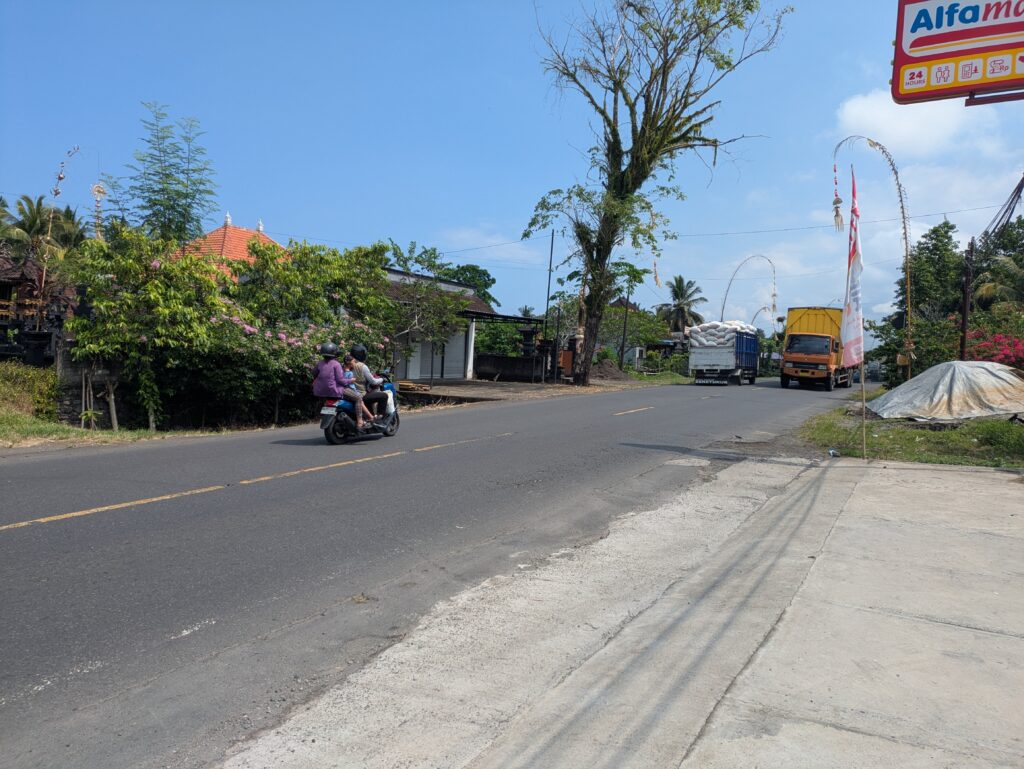 バリ島郊外の道路事情